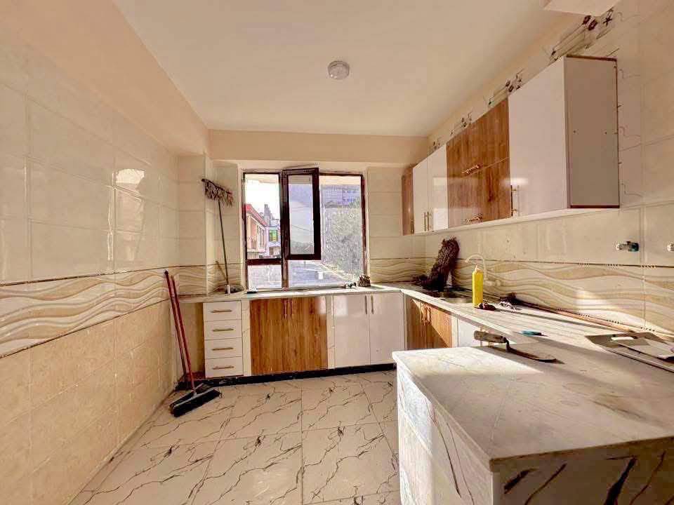 آپارتمان سه اطاقه گرویی چهاراهی گل سرخ، کابل
