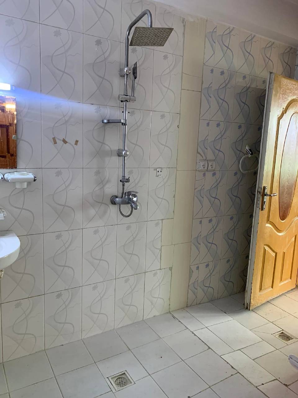 آپارتمان شش اطاقه کرایی ناحیه چهار، کابل